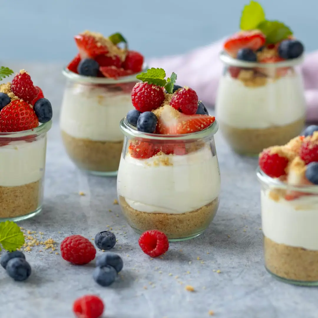 Cheesecake i glas, toppad med bär