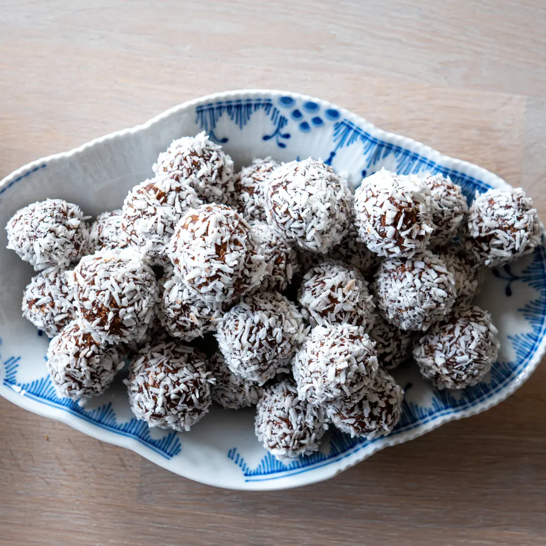 Klassiska chokladbollar på fat