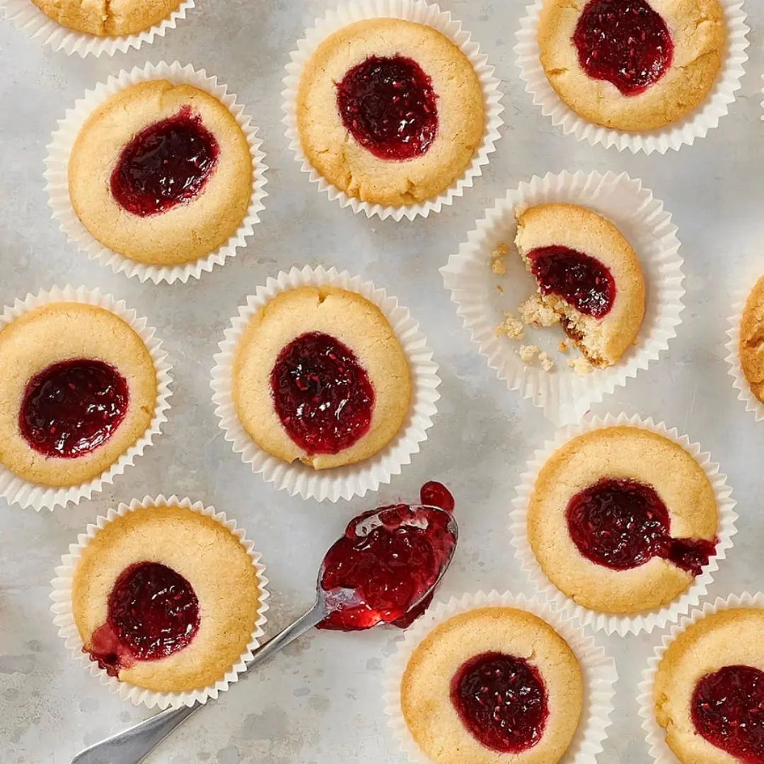 Klassiska hallongrottor i muffinsform